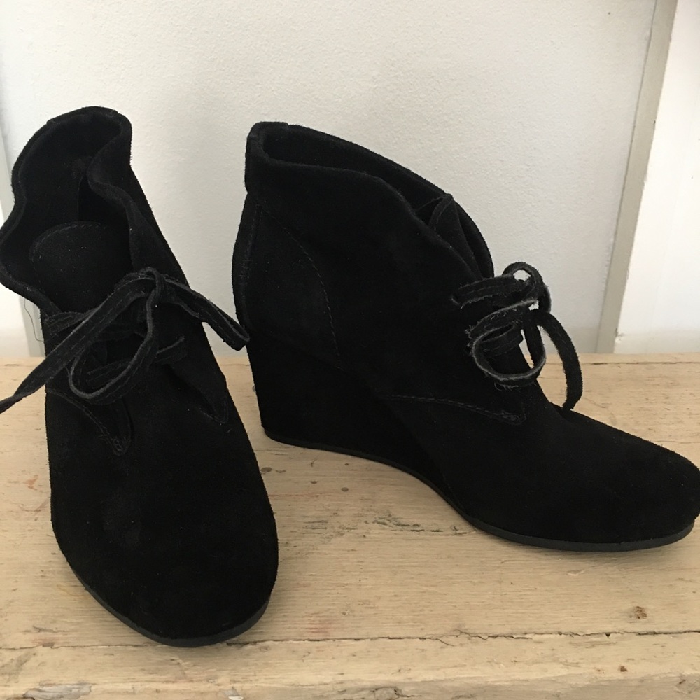 Gianni Bini black suede bootie shoes